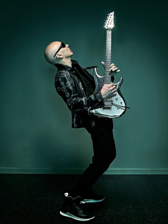 Joe Satriani - Shapeshifting (2020) - 5satriani.jpg